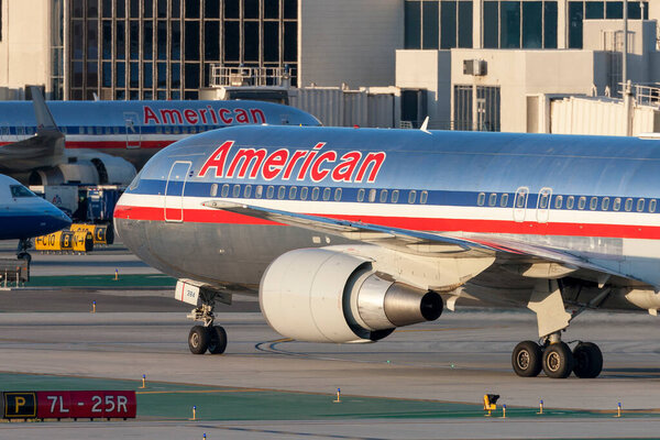 Лос-Анджелес, Калифорния, США - 10 марта 2010 года: самолет Boeing 767 авиакомпании American Airlines на стоянке в международном аэропорту Лос-Анджелеса
