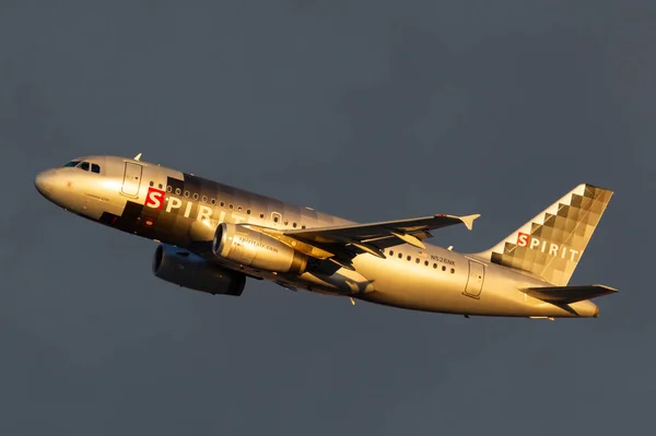 美国内华达州拉斯维加斯 2013年5月9日 Spirit Airlines空中客车A319区域客机从拉斯维加斯麦卡伦国际机场起飞 — 图库照片