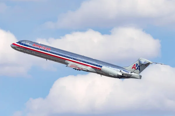 Las Vegas, Nevada, ABD - 8 Mayıs 2013: Amerikan Havayolları McDonnell Douglas MD-82 uçağı Las Vegas McCarran Uluslararası Havalimanı 'ndan havalanıyor.