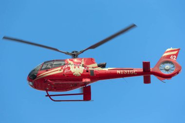 Las Vegas, Nevada, ABD - 8 Mayıs 2013: Papillon Grand Canyon Helikopteri Eurocopter EC-130 McCarran Uluslararası Havalimanı Las Vegas 'tan turistler için gezi uçuşuyla ayrılıyor.