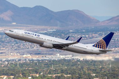 Las Vegas, Nevada, ABD - 8 Mayıs 2013: United Airlines Boeing 737 uçağı Las Vegas 'taki McCarran Uluslararası Havaalanından ayrılıyor.