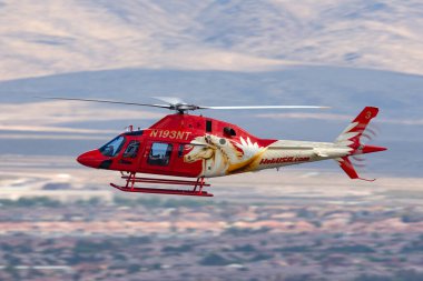 Las Vegas, Nevada, ABD - 8 Mayıs 2013: Heli USA Agusta AW119 helikopter Las Vegas 'taki McCarran Uluslararası Havaalanı' ndan turistik uçuşlar gerçekleştiriyor.