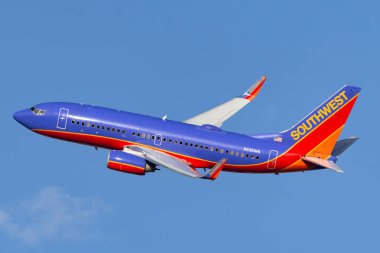 Las Vegas, Nevada, ABD - 8 Mayıs 2013: Güneybatı Havayolları Boeing 737 uçakları mavi gökyüzüne çarpıyor. 