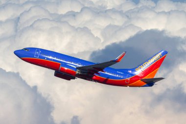 Las Vegas, Nevada, ABD - 8 Mayıs 2013: Güneybatı Havayolları Boeing 737 büyük bir bulut oluşumunun yanından geçiyor. 