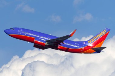 Las Vegas, Nevada, ABD - 8 Mayıs 2013: Güneybatı Havayolları Boeing 737 büyük bir bulut oluşumunun yanından geçiyor. 