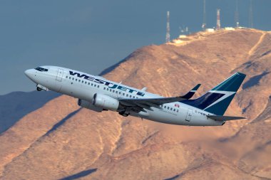 Las Vegas, Nevada, ABD - 8 Mayıs 2013: WestJet Boeing 737 ticari uçak Las Vegas McCarran Uluslararası Havalimanı 'ndan havalanıyor.