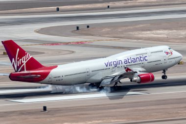 Las Vegas, Nevada, ABD - 5 Mayıs 2013: Virgin Atlantic Airways Boeing 747-400 jumbo jet Las Vegas McCarran Uluslararası Havalimanı pistine iniyor.