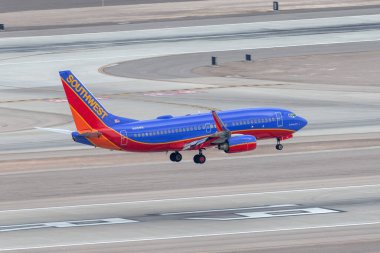 Las Vegas, Nevada, ABD - 5 Mayıs 2013: Southwest Airlines Boeing 737 uçağı Las Vegas 'taki McCarran Uluslararası Havaalanı' na iniş yapmak üzeredir..
