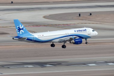 Las Vegas, Nevada, ABD - 5 Mayıs 2013: InterJet Airbus A320 uçakları Las Vegas 'taki McCarran Uluslararası Havaalanı' na iniş yapmak üzereler.
