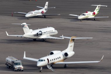Las Vegas, Nevada, ABD - 5 Mayıs 2013: Gulfstream G450 lüks iş jeti N728 MM McCarran Uluslararası Havaalanı Las Vegas.