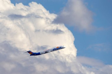 Las Vegas, Nevada, ABD - 6 Mayıs 2013: İddialı McDonnell Douglas MD-83 uçağı Las Vegas McCarran Uluslararası Havalimanı 'ndan havalanıyor.