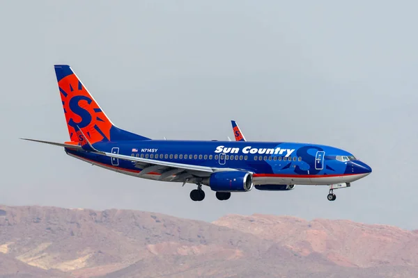 Las Vegas, Nevada, ABD - 5 Mayıs 2013: Sun Country Airlines Boeing 737 uçağı Las Vegas 'taki McCarran Uluslararası Havalimanı' na iniş yapmak üzeredir..