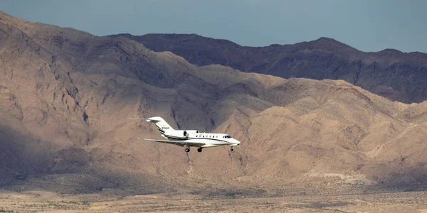 Las Vegas, Nevada, ABD - 6 Mayıs 2013: Cessna 750 Citation X lüks iş jeti N750VP McCarran Uluslararası Havaalanı Las Vegas 'a iniş yapmak üzere.