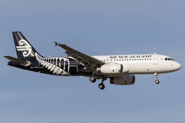 Melbourne, Avustralya - 8 Kasım 2014: Air New Zealand Airbus A320-232 ZK-OJE Melbourne Uluslararası Havaalanı 'na inmek üzeredir..