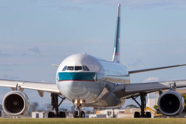 Melbourne, Avustralya - 23 Haziran 2015: Cathay Pacific Airways Airbus A330 sefer sayılı B-HLS uçağı Melbourne Uluslararası Havalimanı 'ndan kalkışa hazırlanıyor.