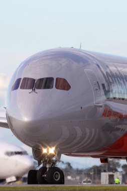 Melbourne, Avustralya - 23 Haziran 2015: Boeing 787-8 Dreamliner, Avustralya 'da düşük maliyetli bir havayolu şirketi olan Jetstar tarafından Melbourne Havalimanı' na taksiyle götürüldü..