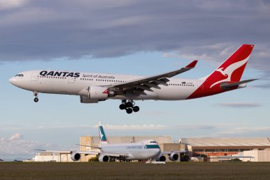 Melbourne, Avustralya - 23 Haziran 2015: Airbus A330 büyük çift motorlu uçak Melbourne Uluslararası Havaalanı 'na iniş yapmak üzere Qantas tarafından işletilmektedir..