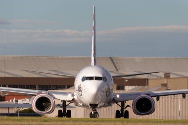 Melbourne, Avustralya - 23 Haziran 2015: Virgin Australia Airlines 100. Boeing 737 VH-YFR adlı uçak Melbourne Havalimanı 'ndan kalkışa hazırlanıyor..
