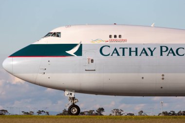 Melbourne, Avustralya - 23 Haziran 2015: Cathay Pacific Cargo Airways Boeing 747-8 Kargo uçağı B-LJM Melbourne Uluslararası Havaalanından kalkışa hazırlanıyor.