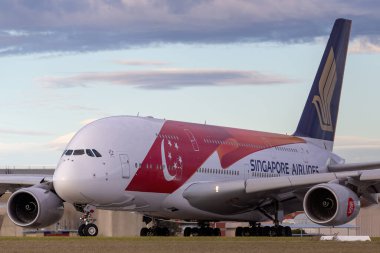 Melbourne, Avustralya - 23 Haziran 2015: Singapur Havayolları Airbus A380-841 9V-SKI Singapur 'un kalkışa hazırlanışının 50. yıldönümünü kutlamak için özel bir üniformayla. 