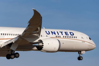 Melbourne, Avustralya - 8 Kasım 2014: United Airlines Boeing 787-9 Dreamliner N38950 Melbourne Uluslararası Havaalanı 'na iniş yapmak üzeredir..