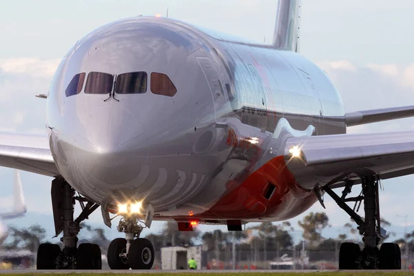 オーストラリア メルボルン 2015年6月23日 オーストラリアの格安航空会社Jetstarが運航するボーイング787 Dreamlinerがメルボルン空港の滑走路にタクシー — ストック写真