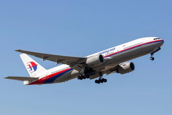 Melbourne, Avustralya - 13 Mart 2015: Malezya Havayolları Boeing 777 uçağı 9M-MRB Melbourne Uluslararası Havaalanından ayrılıyor.