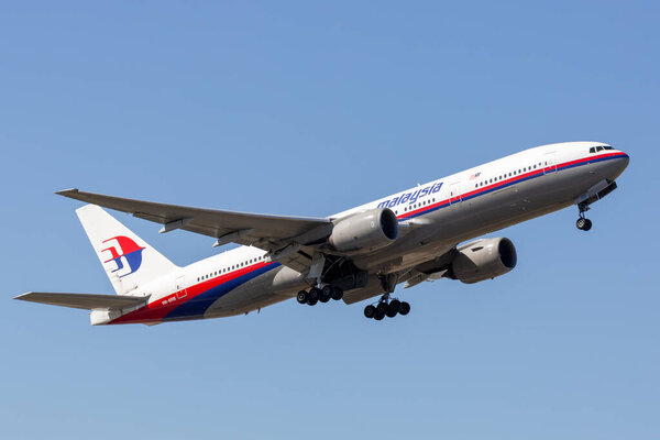 Мельбурн, Австралия - 13 марта 2015 года: самолет Boeing 777 Malaysia Airlines 9M-MRB отправляется из Международного аэропорта Мельбурна
.