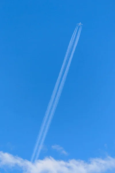 メルボルン オーストラリア 2014年11月8日 シンガポール航空エアバスA380 841航空会社9V Skb空を横切って長いコンクリートを残し 高高度で飛行 — ストック写真