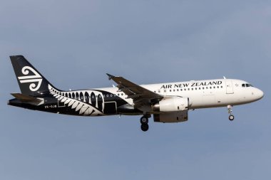 Melbourne, Avustralya - 8 Kasım 2014: Air New Zealand Airbus A320-232 ZK-OJB Melbourne Uluslararası Havaalanı 'na inmek üzeredir..