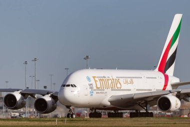 Melbourne, Avustralya - 8 Kasım 2014: Emirates Airbus A380-861 sefer sayılı A6-EEF uçağı Melbourne Uluslararası Havalimanı 'ndan kalkışa hazırlanıyor..