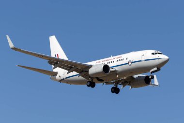 Melbourne, Avustralya - 8 Kasım 2014: Kraliyet Avustralya Hava Kuvvetleri (RAAF) Boeing 737-7DF VIP uçağı 34 filosundan A36-002 Melbourne Uluslararası Havalimanı 'na iniş yapmak üzeredir..