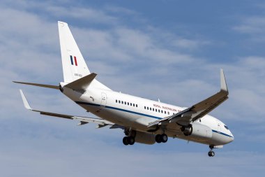 Melbourne, Avustralya - 8 Kasım 2014: Kraliyet Avustralya Hava Kuvvetleri (RAAF) Boeing 737-7DF VIP uçağı 34 filosundan A36-002 Melbourne Uluslararası Havalimanı 'na iniş yapmak üzeredir..