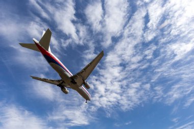Melbourne, Avustralya - 8 Kasım 2014: Malezya Havayolları Boeing 777 uçağı 9M-MRB bir Melbourne Uluslararası Havaalanı 'na inmek üzeredir..