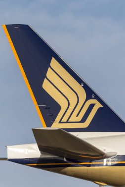 Melbourne, Avustralya - 8 Kasım 2014: Singapur Havayolları Boeing 777-300 (777-312 / ER) 9V-SWR uçağı Melbourne Uluslararası Havalimanı 'na iniş yapmak üzeredir..