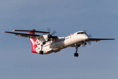Melbourne, Avustralya - 8 Kasım 2014: QantasLink De Havilland Kanada DHC-8-402Q VH-QOR bölgesel uçağı Melbourne Uluslararası Havalimanı 'na inmek üzere.