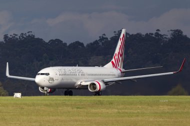 Melbourne, Avustralya - 10 Kasım 2011: Virgin Australia Airlines Boeing 737-8FE VH-YVA Melbourne Uluslararası Havalimanı pistinde. 