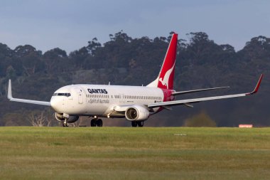 Melbourne, Avustralya - 10 Kasım 2011: Qantas Boeing 737-838 VH-VYE Melbourne Uluslararası Havaalanı pistinde. 