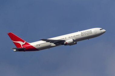 Melbourne, Avustralya - 24 Eylül 2011: Qantas Boeing 767-338 / ER VH-OGO Melbourne Uluslararası Havaalanından ayrılıyor. 