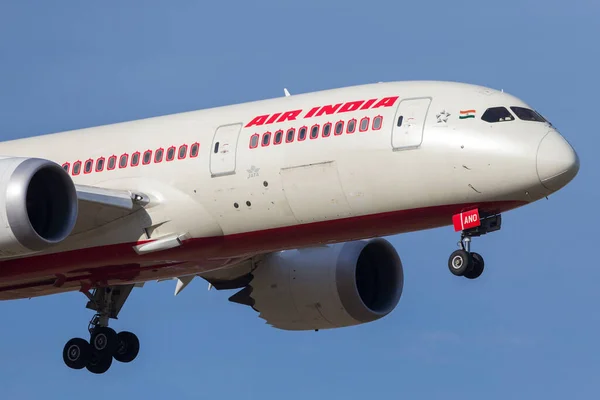 Melbourne, Avustralya - 8 Kasım 2014: Air India Boeing 787-8 Dreamliner VT-ANO Melbourne Uluslararası Havaalanı 'na iniş yapmak üzeredir..