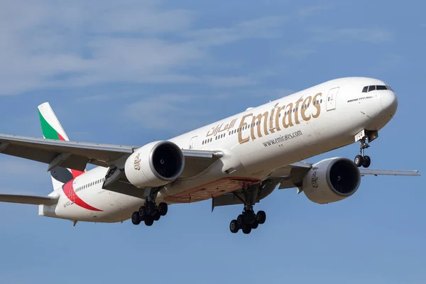 Melbourne, Avustralya - 8 Kasım 2014: Emirates Boeing 777-300 uçağı A6-ECQ Melbourne Uluslararası Havaalanı 'na inmek üzeredir..