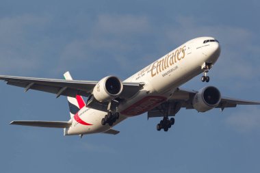 Melbourne, Avustralya - 28 Eylül 2011: Emirlik Boeing 777-31H / ER A6-ECS Melbourne Uluslararası Havalimanı 'na inmek üzeredir.