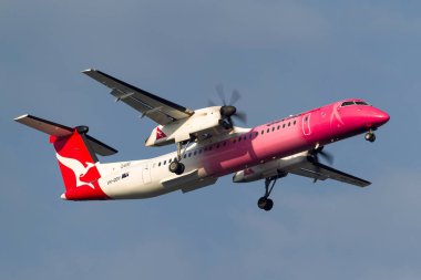 Melbourne, Avustralya - 28 Eylül 2011: QantasLink de Havilland Kanada DHC-8-402Q (Dash 8 Q400) VH-QOH uçakları göğüs kanseri yardım kuruluşlarına pembe renk giyiyorlar. 
