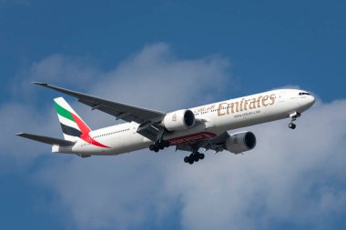 Melbourne, Avustralya - 28 Eylül 2011: Emirlik Boeing 777-31H / ER A6-ECE Melbourne Uluslararası Havalimanı 'na inmek üzeredir.