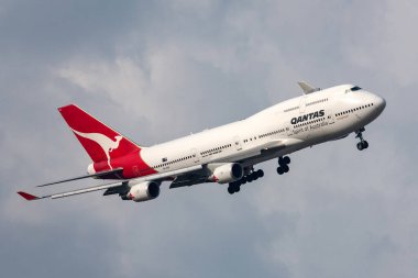 Melbourne, Avustralya - 28 Eylül 2011: Qantas Boeing 747-438 / ER VH-OEH Melbourne Uluslararası Havaalanına iniyor.