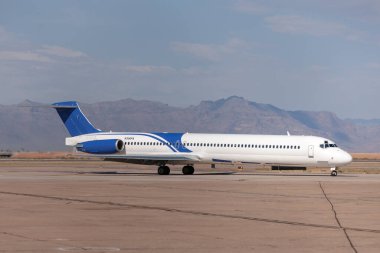 Phoenix, Arizona, ABD - 13 Mayıs 2013: McDonnell Douglas MD-83 (DC-9-83) N306FA uçağı Phoenix-Mesa Gateway havaalanında Falcon Air Express tarafından işletilmektedir..