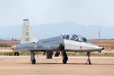 Phoenix, Arizona, ABD - 13 Mayıs 2013: ABD Hava Kuvvetleri (USAF) Northrop T-38 Talon Talon jet eğitim uçağı Arizona Phoenix-Mesa Havaalanı Holloman Hava Üssü 'nden.