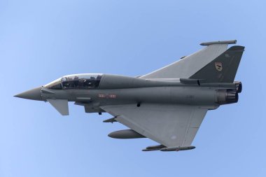 RAF Coningsby, Hughnshire, İngiltere - 4 Temmuz 2014: Kraliyet Hava Kuvvetleri (RAF) Eurofighter EF-2000 Typhoon T.3 jet eğitmeni uçağı ZJ813, RAF Coningsby merkezli..