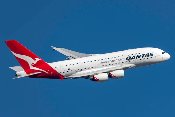 Melbourne, Avustralya - 24 Eylül 2011: Qantas Airbus A380-842 VH-OQD Uluslararası Havalimanı. 