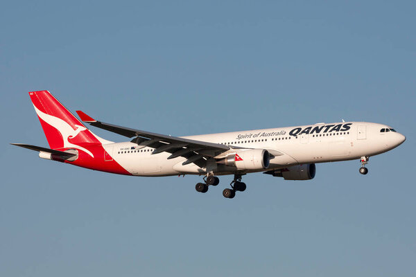 Мельбурн, Австралия - 25 сентября 2011 года: Airbus A330-202 VH-EBO компании Qantas при заходе на посадку в международном аэропорту Мельбурна
. 